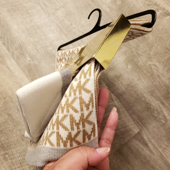 🆕️ Michael Kors Logo Scarf & Hat Gift 🎁 Set - Picture 8 of 13